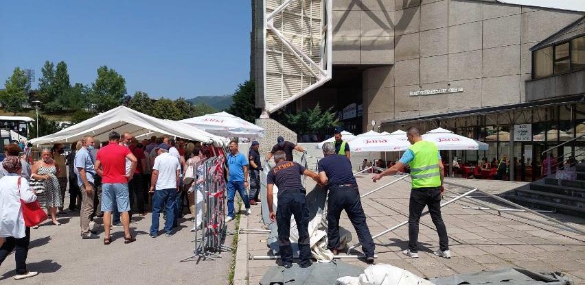 FUCZ postavila tunel od šatora ispred ulaza u Zetru koji će služit kao zaštita od sunca