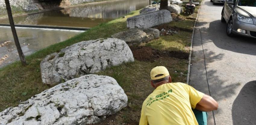 Započelo ograđivanje stećaka na Skenderiji