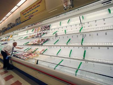 Počelo je: Grci prazne police supermarketa, pumpe ostaju bez goriva