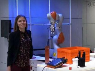 Maja Hadžiselimović predstavlja projekt na jednom od najpoznatijih sajmova