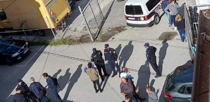 Sudska policija naredila zaštitarima da se sklone ispred zgrade "Poslovnosti"