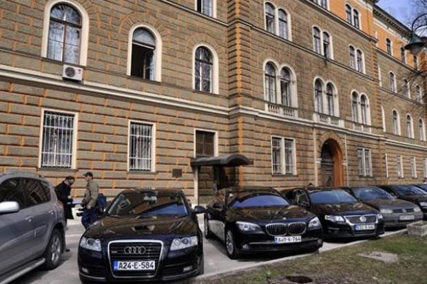 Institucije napušta 160 automobila