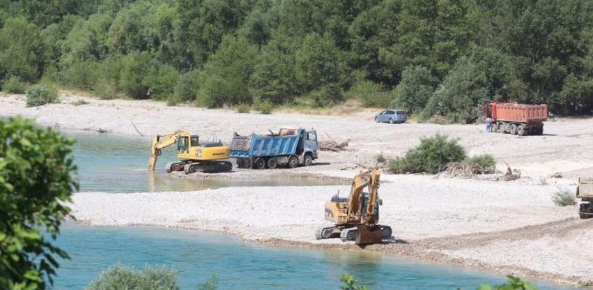 Strojevi nelegalno vade šljunak iz korita Neretve u Čapljini