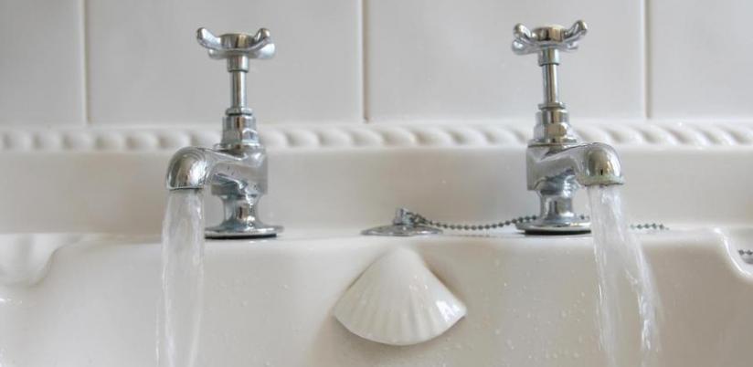 Zašto Britanci imaju dvije pipe, s toplom i hladnom vodom?