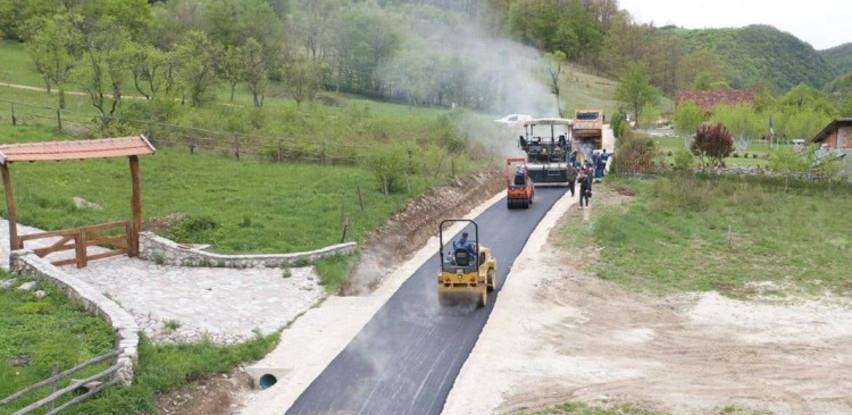 U toku asfaltiranje dijela putne dionice do Štrbačkog buka