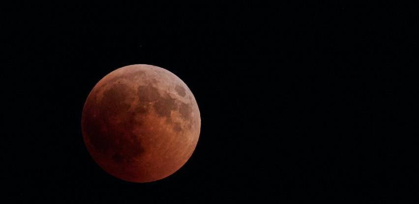 Večeras će se vidjeti "super cvjetni krvavi Mjesec"