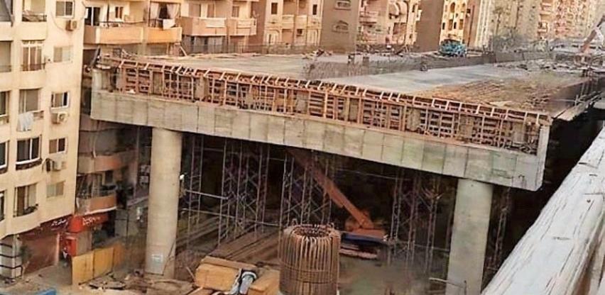 Ne, ovo nije fotošop: Grade most 50 centimetara od zgrade (Video)