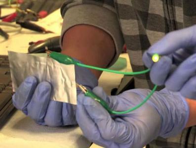 Baterija mobitela koja se puni za minutu