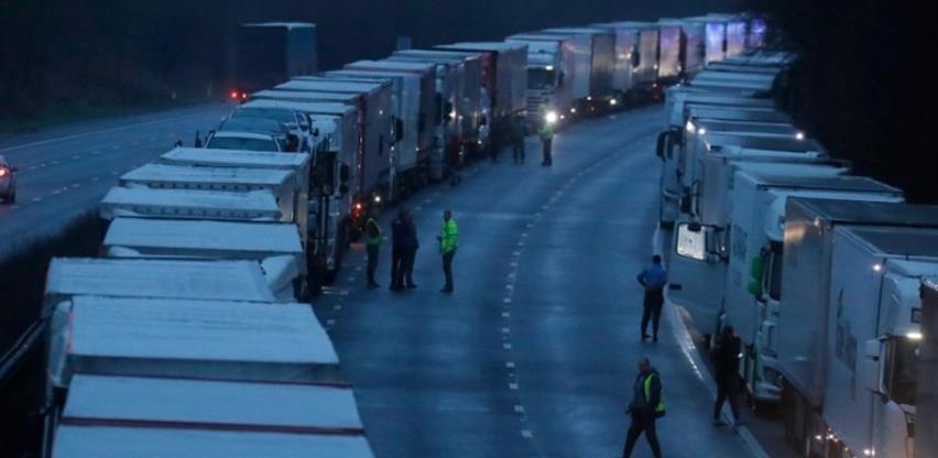 Hiljade vozača kamiona provode Božić na granici