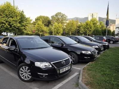 Bh. institucije nastavile rasipničku praksu: Zakon propisao limuzine