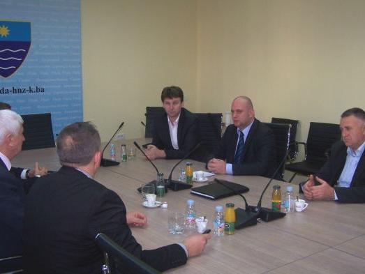 Sastanak Vlade HNK-a i uprave Aerodroma: Za nove linije novac iz budžeta