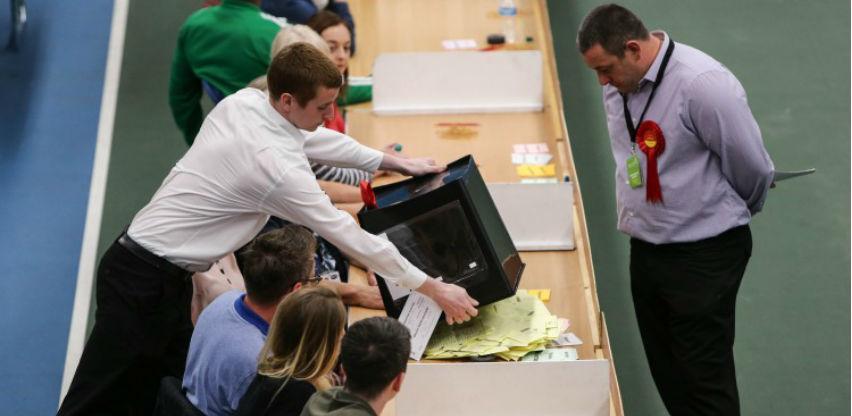 Britanski glasači uskratili Konzervativcima većinu u parlamentu