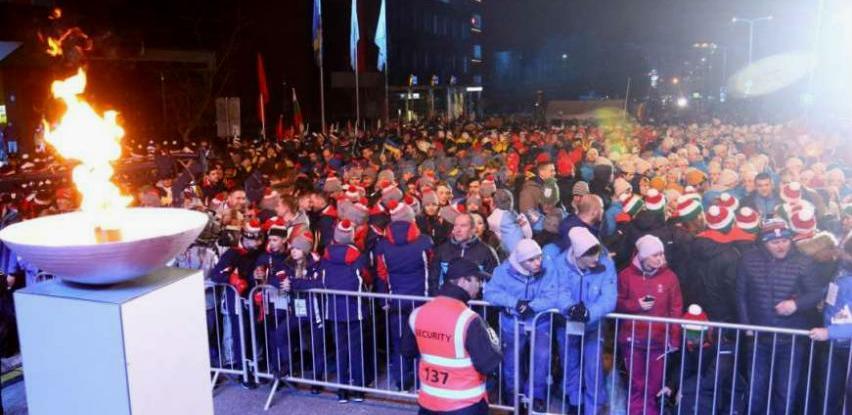 Replika Olimpijskog plamena oplemenila ceremoniju svečanog zatvaranja EYOF-a