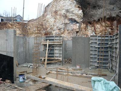 U toku zidanje prizemne etaže zgrade na Baruthani