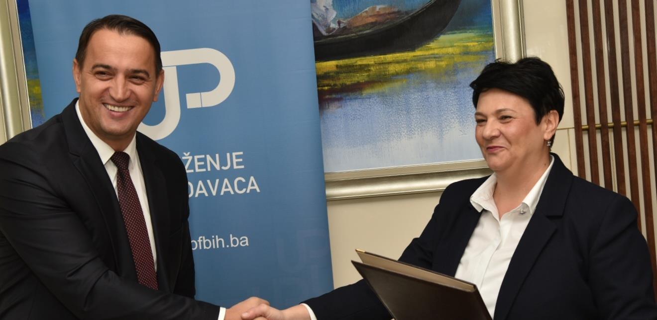 Potpisan kolektivni ugovor: Plaća radnika u sektoru drvne i papirne industrije povećana za 25 posto