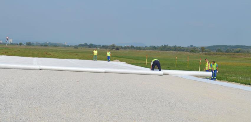 Radovi na pisti Aerodroma Bihać: Završen prvi sloj i postavljeni mjerni uređaji