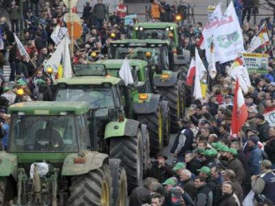 Mljekari traktorima blokirali Bruxelles