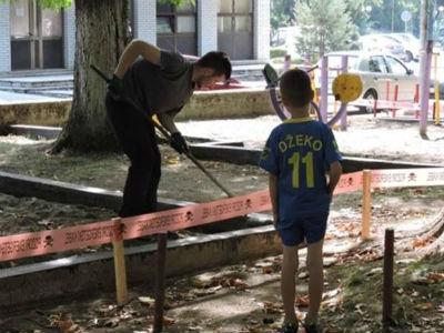 Postavlja se zaštitna obloga na dječijim igralištima u gradskom parku