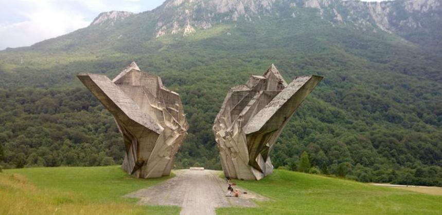 Spomeniku na Tjentištu vraćena bijela boja