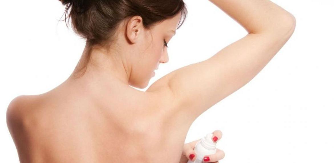 Evo zašto ne trebate koristiti dezodorans ujutru