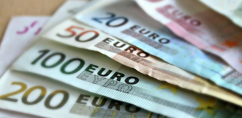 Makron: Manji porez penzionerima, minimalac veći za 100 eura