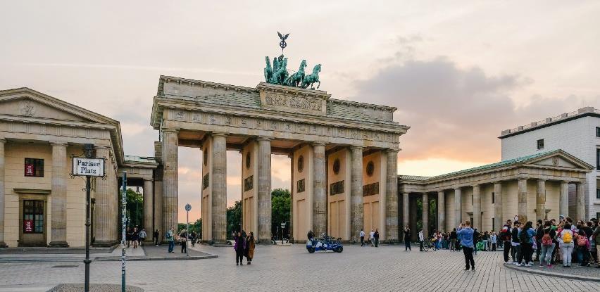 Megalockdown u Njemačkoj: Obične maske nedovoljne, strogo rad od kuće