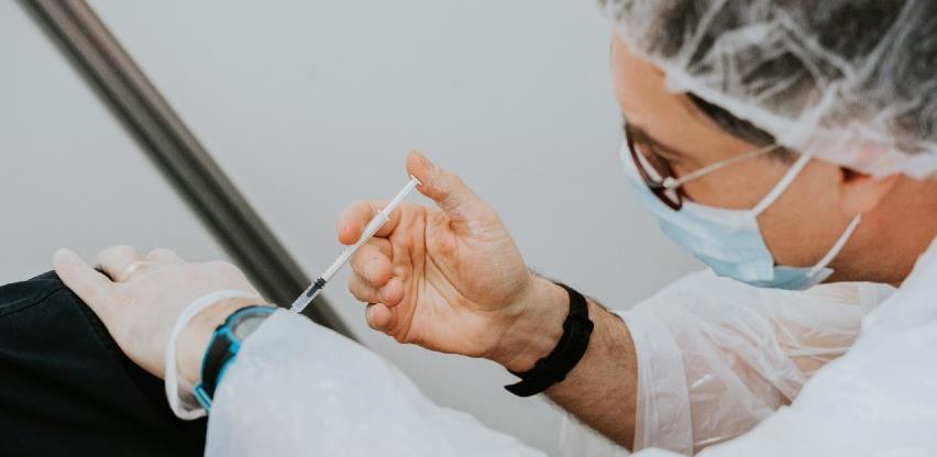 Vakcinacija bh. građana: Jedni idu u Srbiju, a drugi čekaju svoj red u BiH