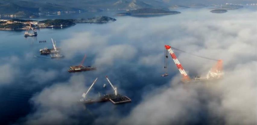 Stubovi budućeg Pelješkog mosta izronili iz Jadrana (Video)
