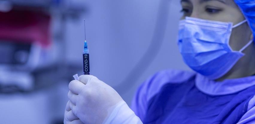 Prve vakcine protiv koronavirusa stigle na aerodrom u Sarajevu, namijenjene RS