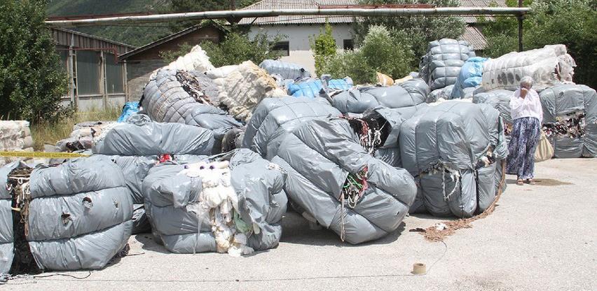 Šleper smeća iz Italije "zarobljen" u Busovači, građani ne dozvoljavaju istovar