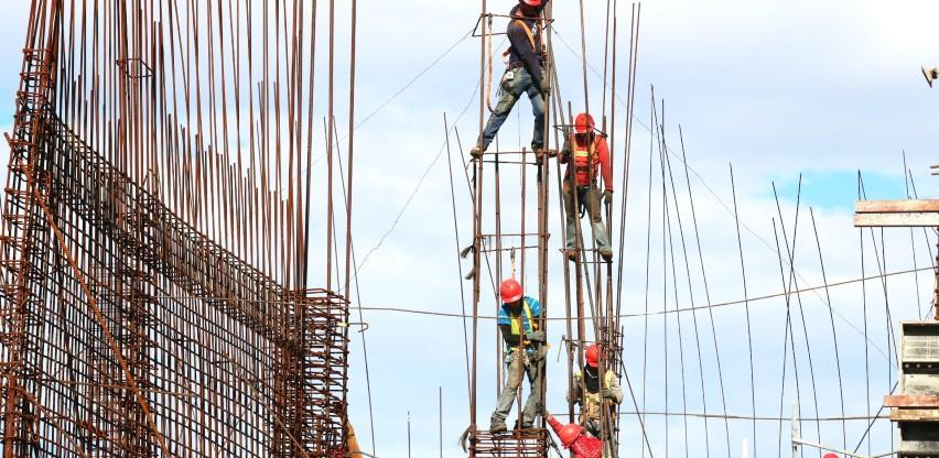 Odlazak mladih i radne dozvole koče građevinarstvo