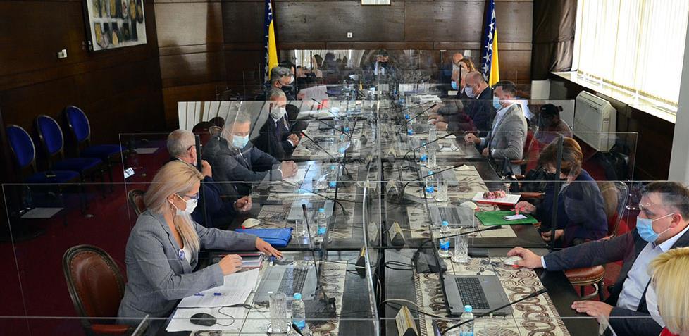 Vlada FBiH usvojila naredbe i preporuke Kriznog štaba, stupaju na snagu od danas