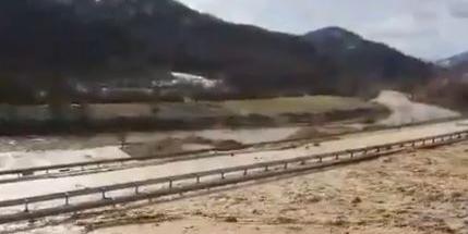 Izlila se voda na autocestu: Obustavljen saobraćaj na dionici Kakanj-Zenica