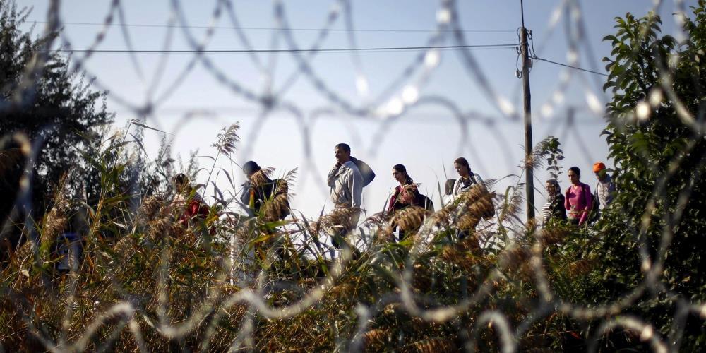 Migrants arrive at the Hungarian border fence between Serbia and Hungary near Roszke, southern Hungary