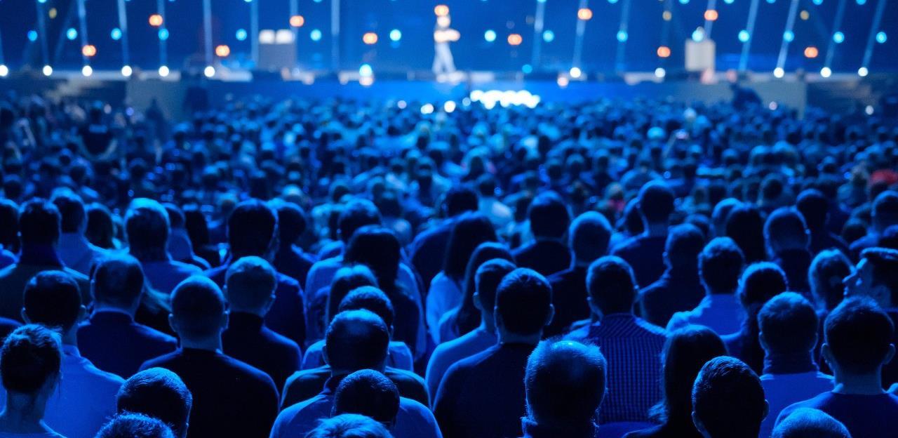 Koronavirus bacio na koljena event industriju