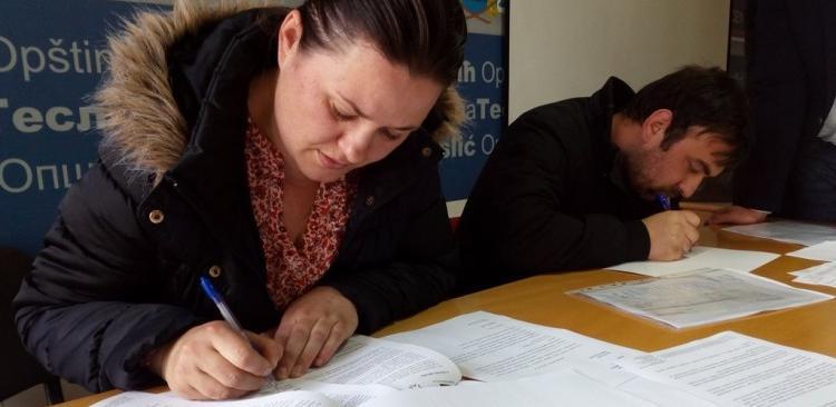 Teslić - Potpisani ugovori za dodjelu podsticaja za zapošljavanje 52 osobe