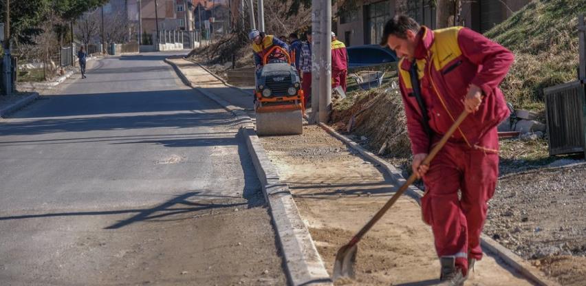 U toku postavljanje ivičnjaka za pješačku stazu u ulici Avde Palića