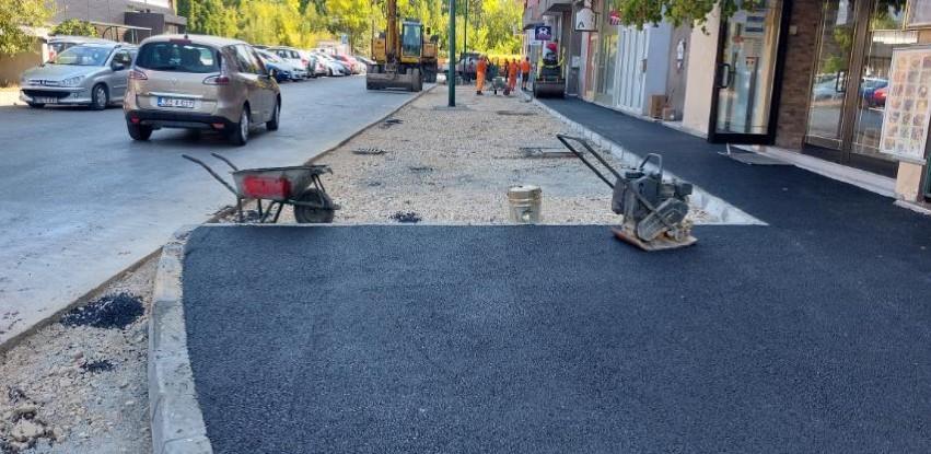 U toku radovi na sanaciji pješačke staze i platoa u ulici Hamdije Čemerlića