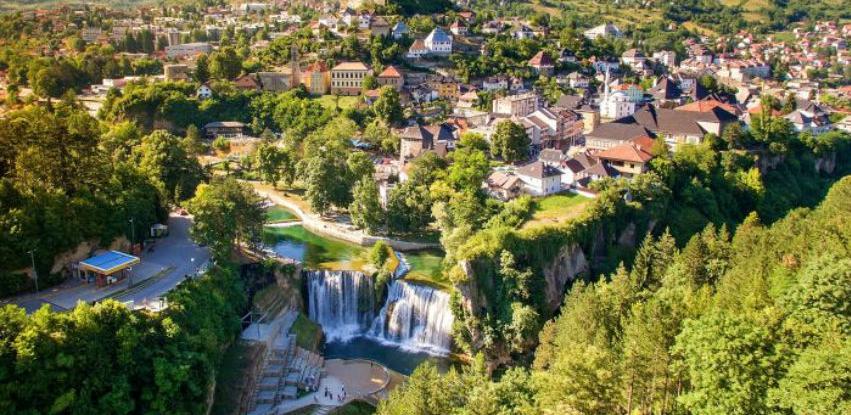 Turisti sve više dolaze u Jajce, lokalno stanovništvo odlazi