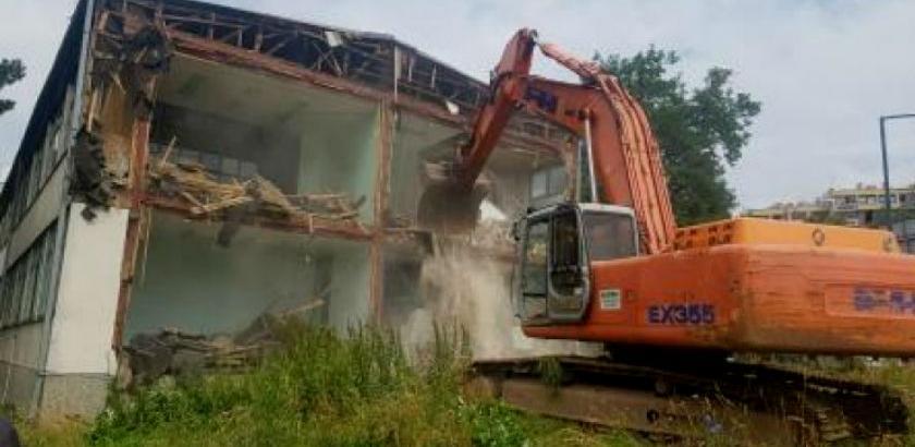 Počelo rušenje stare Klinike za dermatovenerologiju KCUS-a