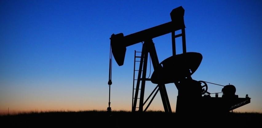 Rast zaliha benzina u SAD-u "potopio" cijene nafte