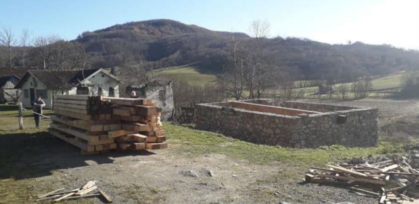 Dopremljeni dijelovi za drvenu konstrukciju replike kuće Branka Ćopića