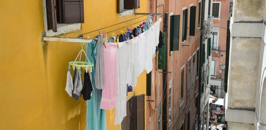 Ustavni sud RS: Sušenje veša na terasama i balkonima je nezakonito