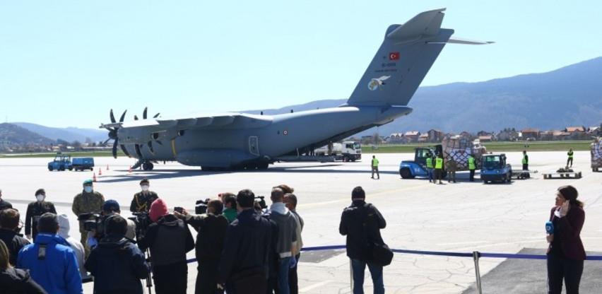 Na sarajevski aerodrom stigla pomoć Turske za BiH u borbi protiv koronavirusa