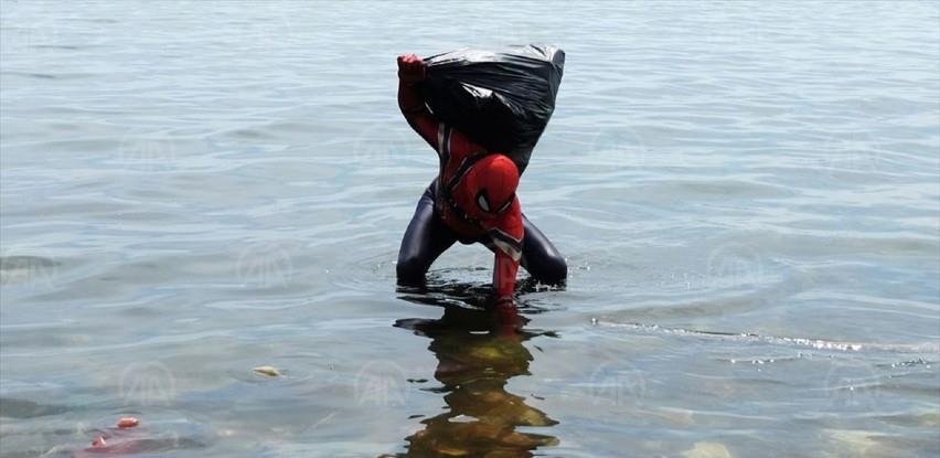 Indonezija: Čovjek obučen u superheroja čisti obalu od smeća (VIDEO)