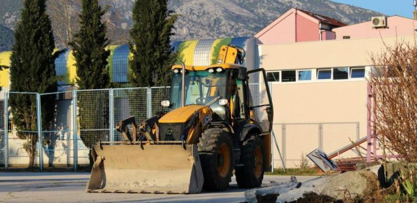 Izgradnja Tojaga vrši obnovu školskog igrališta u naselju Rudnik