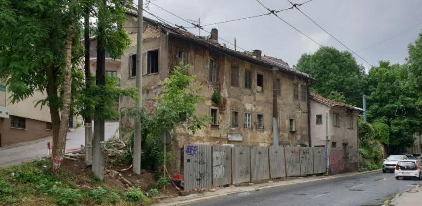 Počelo uklanjanje opasnog ruševnog objekta kod Papagajke