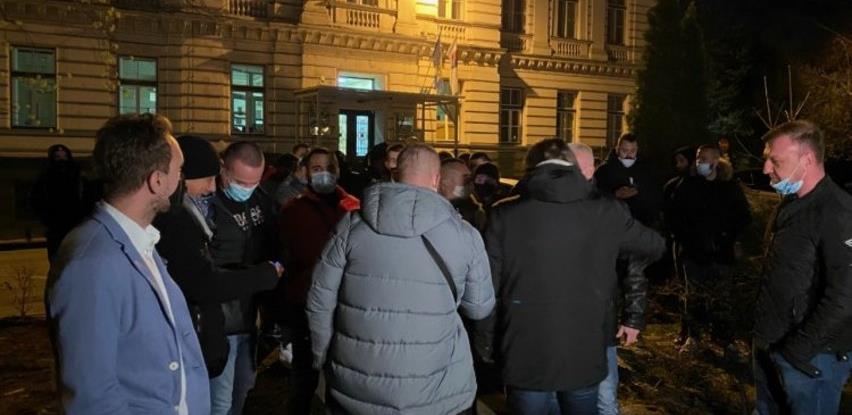 Protest pred zgradom Vlade KS zbog najavljenog zatvaranja Sarajeva