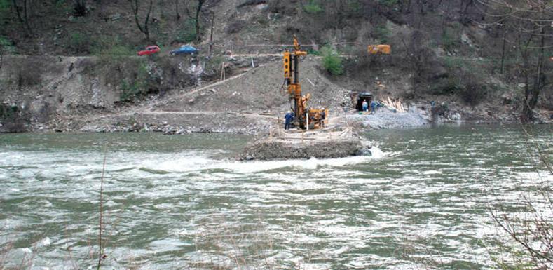 Gradilište hidroelektrane Vranduk bez radnika