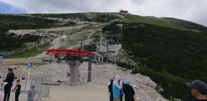 Uposlenci Općine učestvovali u akciji čišćenja: "Kamen manje na stazi"